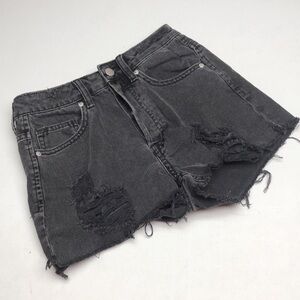 BLACKWASH H&M BUTTONFLY JEAN SHORTS 4/27 ⭐️
